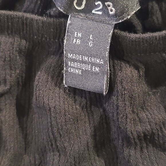 Black crop blouse with lace bottom detail and peekaboo sleeve. Like new - Picture 5 of 5